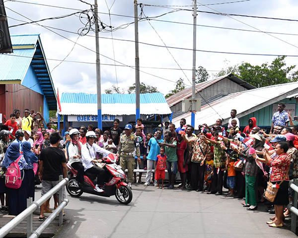 Disepanjang perjalanan warga menyambut meriah Presiden Jokowi dan Ibu Iriana