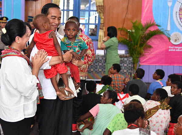 Tiba di lokasi acara Presiden Jokowi memeluk erat anak-anak Asmat