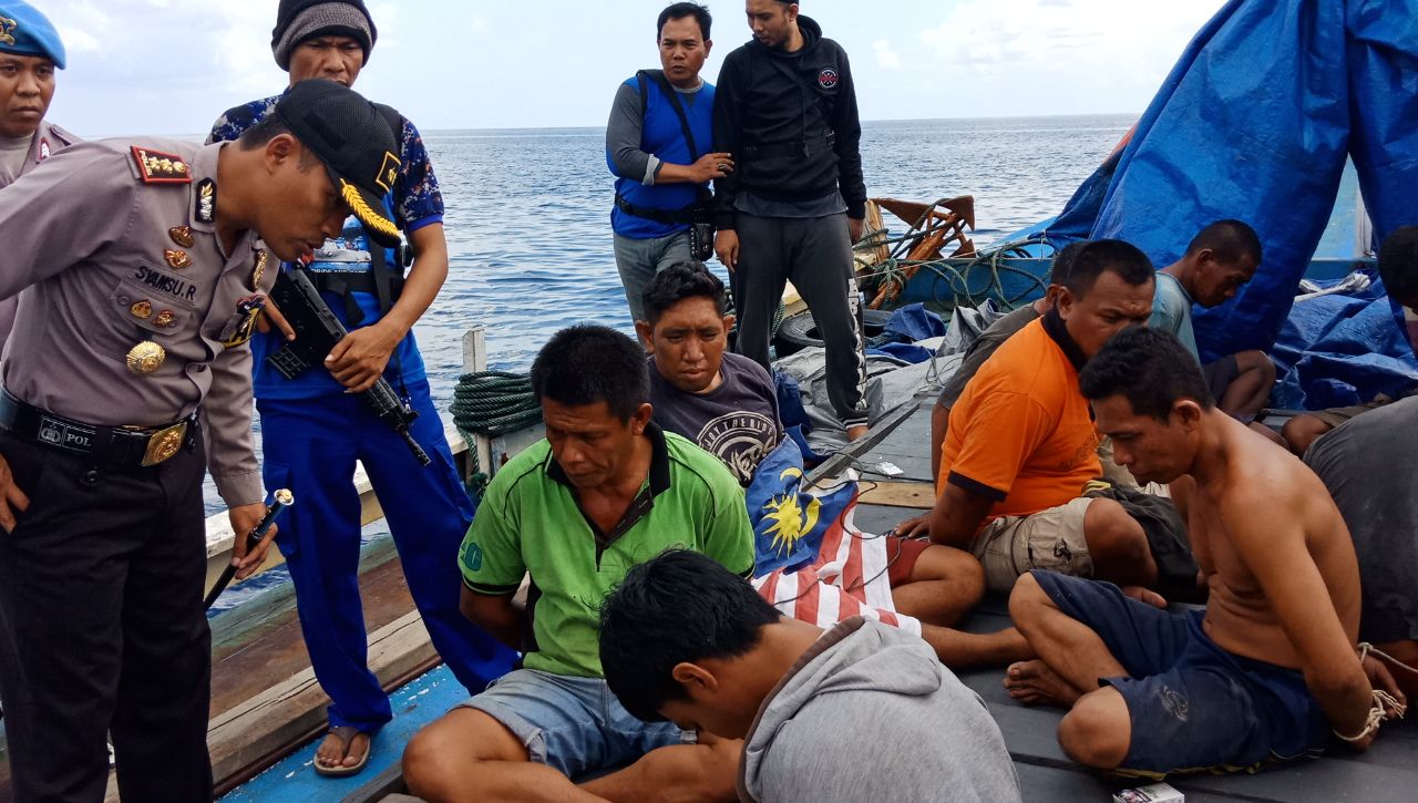 Penangkapan kapal KLM Motor Eka Putri di Perairan Jampea, Kayuadi, Selayar, Sulawesi Selatan.