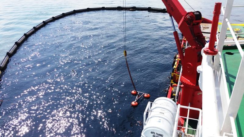 Pertamina turunkan Kapal Oil Skimmer untuk bersihkan sisa-sisa ceceran minyak di Balikpapan, Kaltim