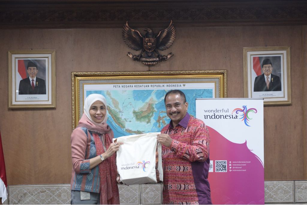 Menteri Pariwisata (Menpar) Arief Yahya dan Dirut LPEI Sinthya Roesly di Kantor Kemenpar, Gedung Sapta Peseona, Jakarta