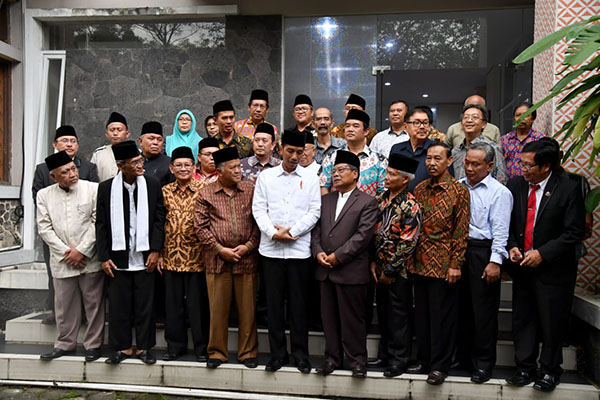 Presiden Joko Widodo berfoto bersama pengurus MUI Jabar