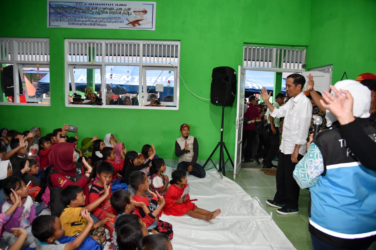 Anak-anak yang tinggal di lokasi terdampak gempa dihibur Presiden Joko Widodo. 