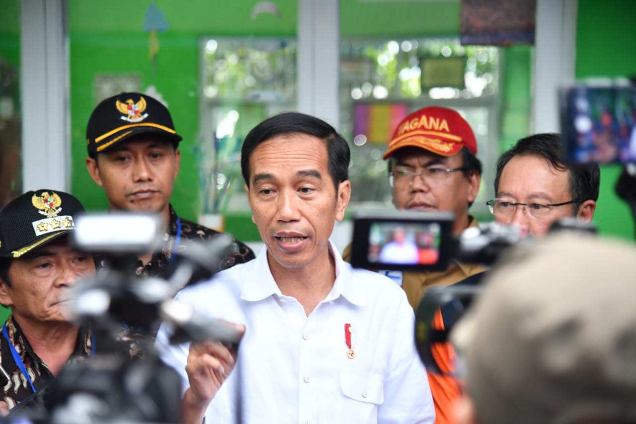 Di lokasi pertama peninjauan Presiden memberikan santunan untuk korban meninggal dunia. Ada dua orang korban, yaitu Asep (13 tahun) dari Desa Kasinoman, dan Kasrih (100 tahun) dari Dusun Bakalan.