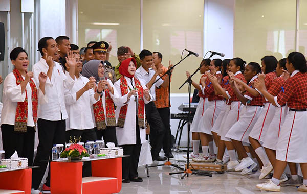 Presiden Jokowi bersama para pelajar dari tingkat SMP dan SMA yang hadir dalam seminar anti narkoba dan tindak kekerasan