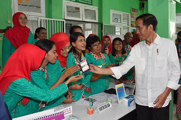 Presiden Jokowi meninjau sosialisasi tentang kesehatan, penyakit TBC, dan Program IVA Test di Puskemas Remu di Distrik Sorong Manoi, Kota Sorong
