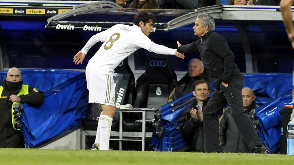 Kaka bersalaman dengan Jose Mourinho usai ditarik keluar. Sumber: Marca.