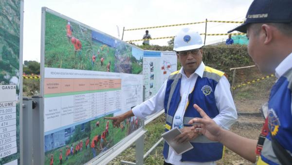 Menteri Perhubungan Budi Karya Sumadi meninjau pembangunan jalur ganda KA Bogor-Sukabumi