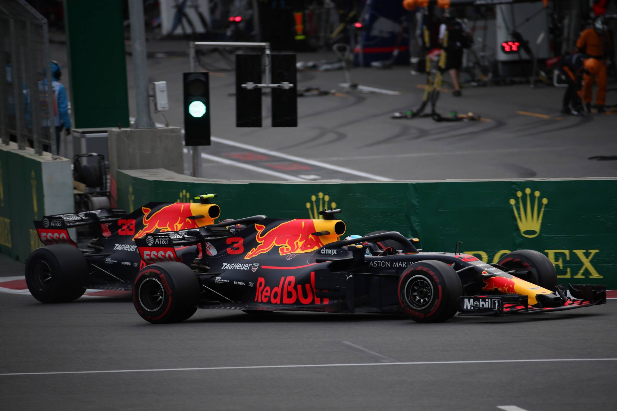 Aksi Verstappen dan Ricciardo di Baku, Azerbaijan. (Crash)