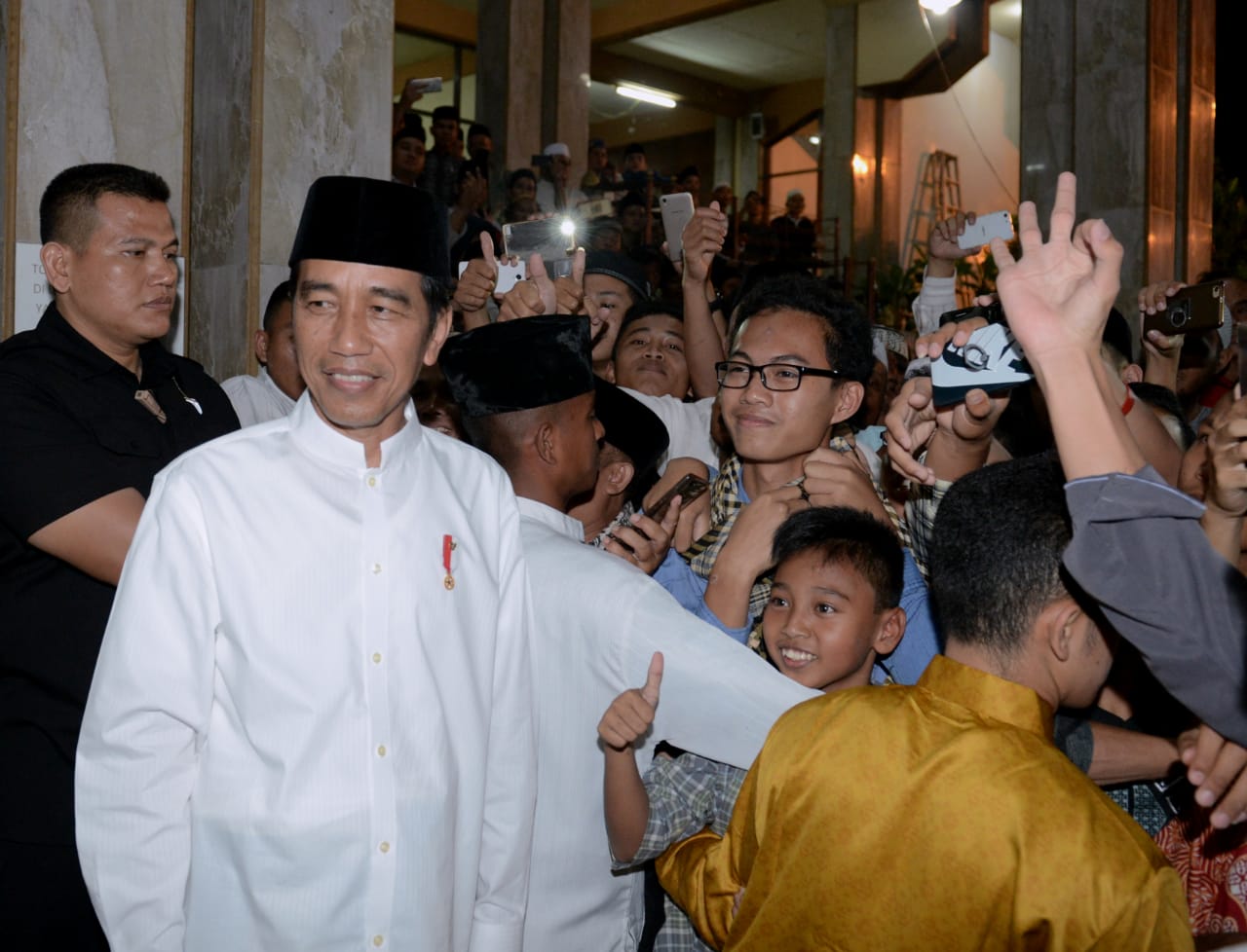 Anak-anak turut mengambil kesempatan berfoto bersama Presiden yang ikut salat tarawih bersama di Masjid Agung Al-Istiqomah, Cilimus, Kabupaten Kuningan, Jawa Barat. 