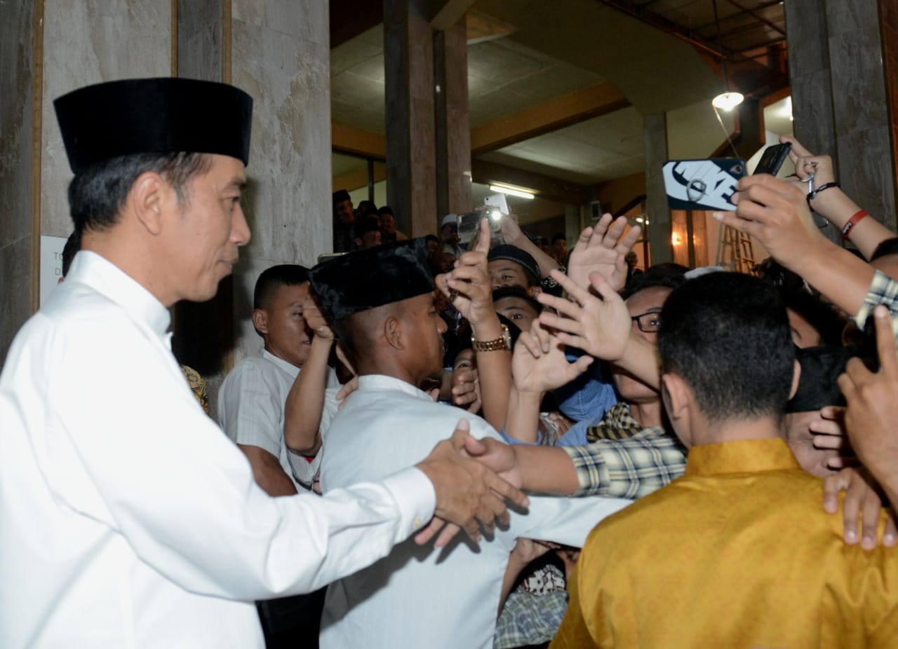 Masyarakat sekitar tampak antusias menyambut kehadiran Presiden Jokowi. 