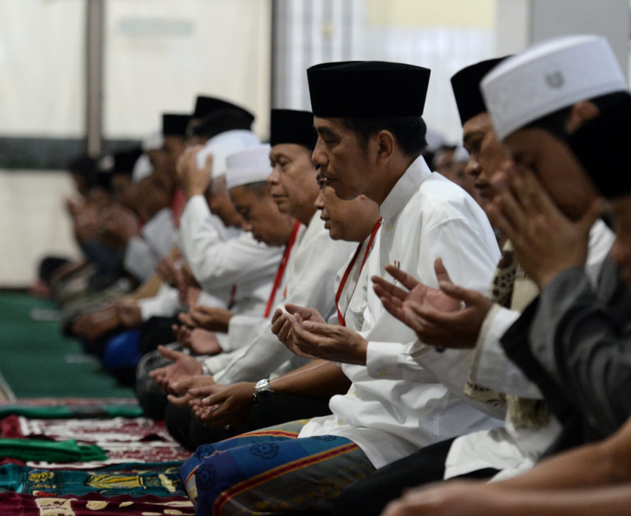 Selesai salat tarawih yang diakhiri dengan salat witir, seluruh jamaah memanjatkan doa kamilin yang dipimpin oleh K.H. Drs. Engkus Kusaeri.