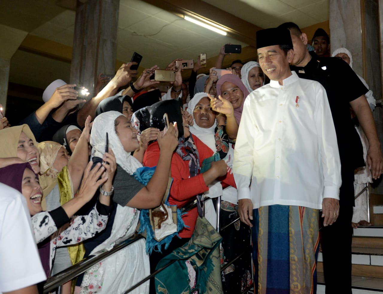 Selain memadati jalan sepanjang perjalanan masjid, juga terdengar beberapa kali sorak sorai bahagia masyarakat saat Presiden memberikan kesempatan untuk berswafoto serta saat melambaikan tangan sebelum meninggalkan masjid. 