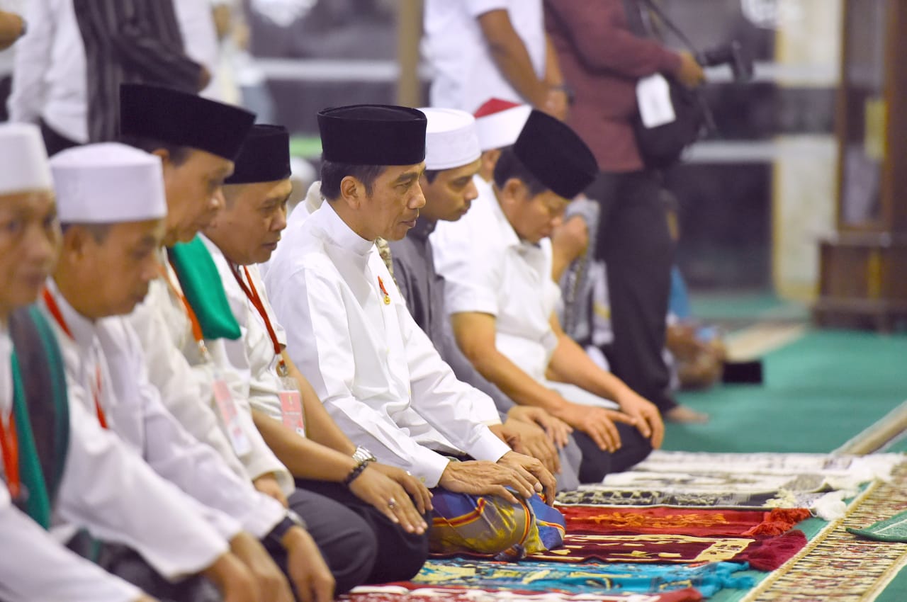 Selesai salat tarawih yang diakhiri dengan salat witir, seluruh jamaah memanjatkan doa kamilin yang dipimpin oleh K.H. Drs. Engkus Kusaeri.