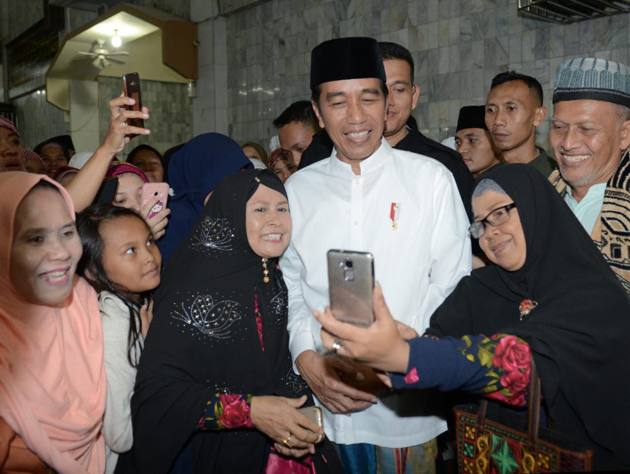 Selain memadati jalan sepanjang perjalanan masjid, juga terdengar beberapa kali sorak sorai bahagia masyarakat saat Presiden memberikan kesempatan untuk berswafoto serta saat melambaikan tangan sebelum meninggalkan masjid. 