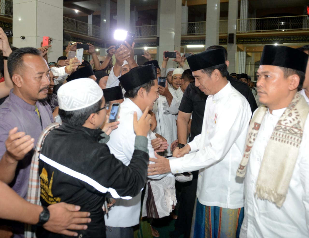 Selain memadati jalan sepanjang perjalanan masjid, juga terdengar beberapa kali sorak sorai bahagia masyarakat saat Presiden memberikan kesempatan untuk berswafoto serta saat melambaikan tangan sebelum meninggalkan masjid. 