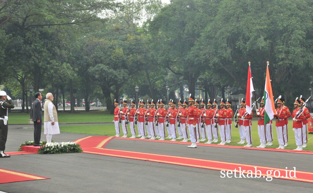 PM Narendra Modi dan rombongan tiba di Istana Merdeka sekitar pukul 10.15 WIB. Iring-iringan mobil PM India tersebut dikawal pasukan marching band, pasukan berkuda, dan pasukan pakaian adat dari Paspampres saat memasuki halaman Istana Merdeka.