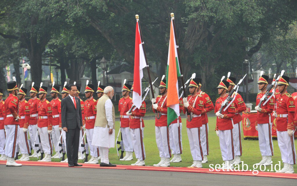 Presiden Jokowi dan PM Narendra Modi kemudian mengikuti upacara kenegaraan. Lagu kebangsaan dari kedua negara dikumandangkan yang diselingi dengan 19 dentuman meriam.