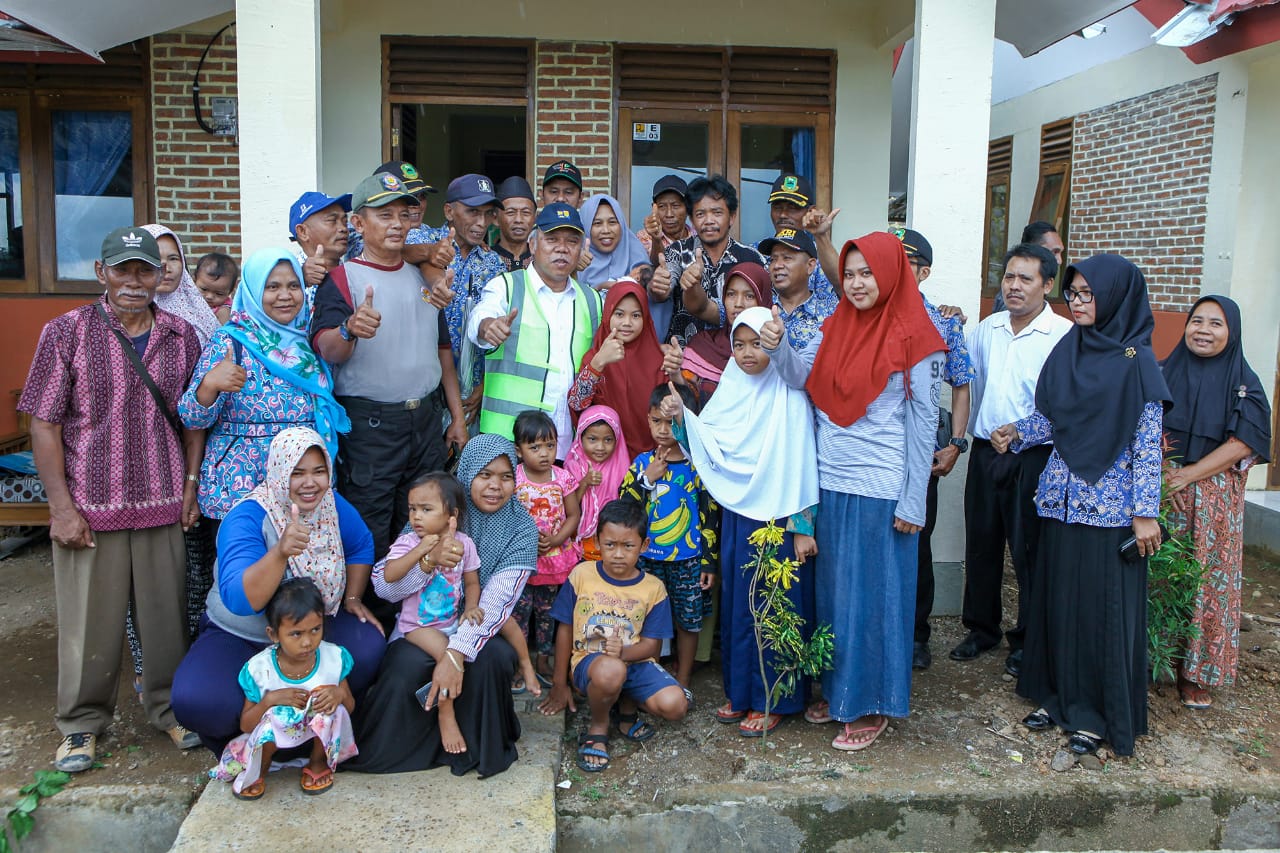 Menteri PUPR Basuki Hadimuljono foto bersama warga di Rumah Susun di Desa Tanjung Kerta, Kecamatan Cibeureum, Kabupaten Kuningan, Jawa Barat