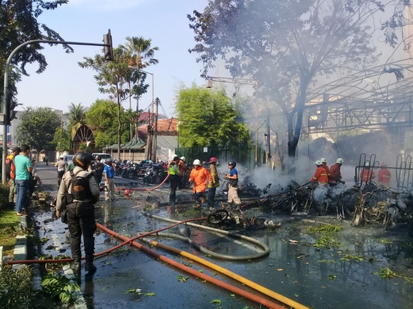 Teror bom di Gereja di Surabaya, Minggu (13-5) pagi.