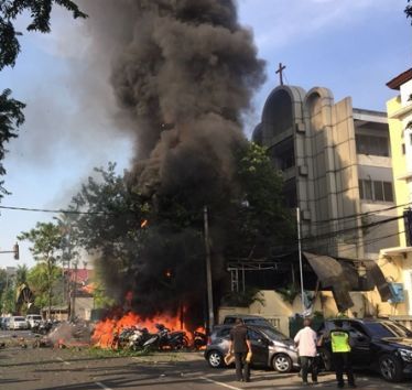 Teror bom terjadi di Surabaya, Minggu (13-5) pagi.