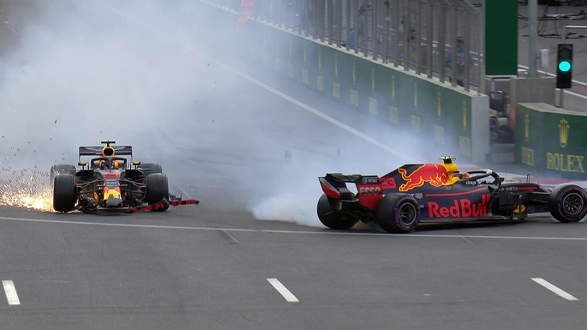 Tabrakan antara kedua pebalap Red Bull di Baku, Azerbaijan. (Formula 1)