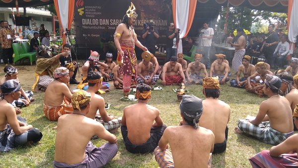 Pertunjukan Tari Jagung dari Desa Nglurah ikut meramaikan Dialog dan Sarasehan Kebudayaan KAPT Karanganyar