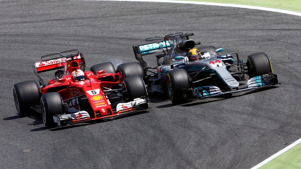Wheel-to-wheel antara Vettel dan Hamilton di GP Spanyol musim lalu. (Formula 1)