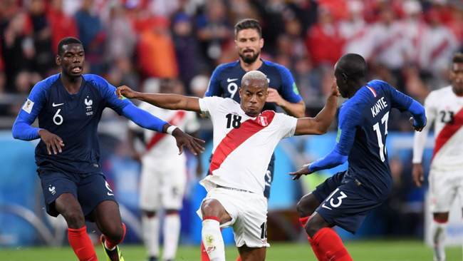 Striker Peru, Andre Carillo berjuang sekuat tenaga demi menjaga asa Peru di Piala Dunia. Foto: FIFA