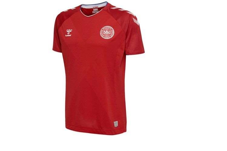 Ini dia tanda bangkitnya kembali timnas Denmark, utamanya setelah gagal pada babak kualifikasi piala dunia 2014.  Baju perang tim Denmark memang menyerupai kaus yang banyak dijual secara online.  Namun, pola lengan raglan yang kontras dengan hiasan tiga anak panah yang berbeda dari desain Adidas lainnya, membuat jersey tim Denmark ini layak mendapat tempat di hati pencinta bola.