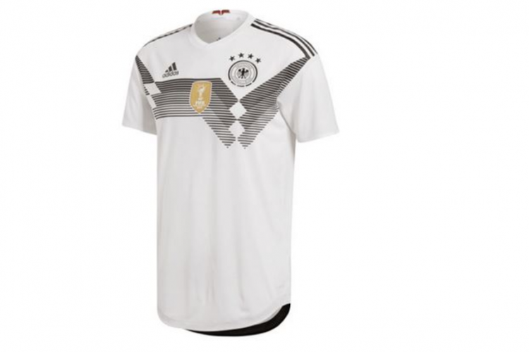 Jersey Jerman disebut mengambil inspirasi dari kostum yang pernah dikenakan saat memenangi Piala Dunia 1990.  Desain khas Adidas, kaus utama Die Mannschaft ini juga dihiasi motif rumit di bagian dada. Ada kontras dengan bagian bawah yang menerapkan konsep minimalis.