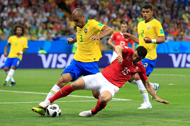 Joao Miranda dan Thiago Silva (kuning) berharap penyerang Brasil mencetak banyak gol. Foto: FIFA
