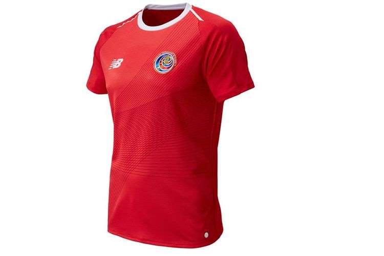 Jersey ini memang terlihat polos. Tapi, jika kita perhatikan dengan detail, ada corak garis vertikal yang samar.  Jersey timns Kostarika ini juga dilenkapi oleh kerah model bulat yang menawan.