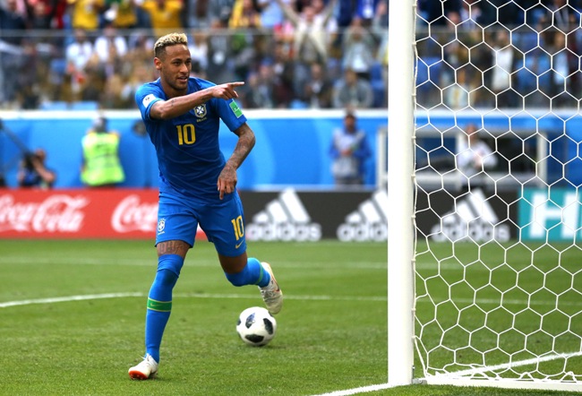 Neymar setelah mencetak gol kedua untuk Brasil