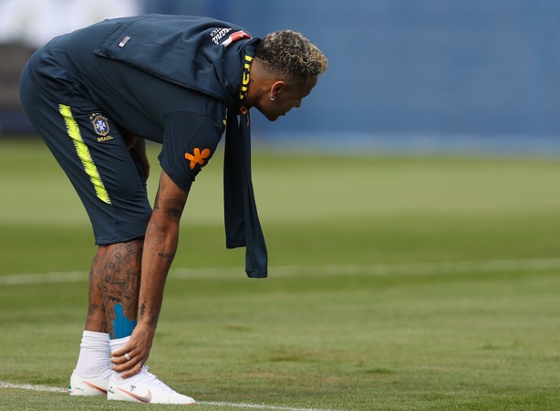Neymar merasakan sakit pada kakinya. Foto: FIFA