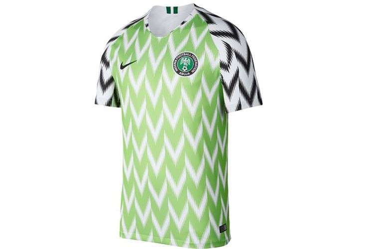 Tahun ini, jersey produksi Nike ini dikabarkan jadi paling diburu. Bahkan sebelum perilisannya, Nike sudah kebanjiran tiga juta pesanan.   Jangankan hitungan jam, dalam beberapa menit usai peluncurannya saja, jersey Nigeria ini terjual habis.  Terang saja ini menarik perhatian dunia jersey. Dan menjadi hal prestise tersendiri. Sebab, kaus motif garis unik ini sudah menjadi bagian dalam sejarah mode.  Warna pada lengan yang kontras semakin menambah keindahannya. Selain itu, dominasi warna hijau seakan menambah semangat para pemain yang akan memakainya nanti. Khas Afrika, begitu katanya.