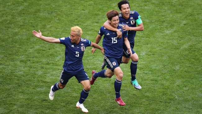 Yuya Osako bersama Keisuke Honda (kiri) dan kapten Makoto Hasebe (kanan) seakan tak percaya timnya menang atas Kolombia (FIFA.com)