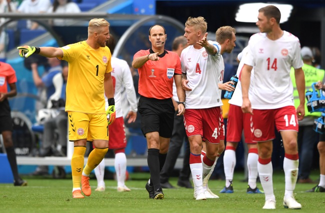 Para pemain Denmark melayangkan protes atas keputusan wasit asal Spanyol yang menghadiahkan penalti untuk Denmark setelah melihat VAR. Foto: FIFA