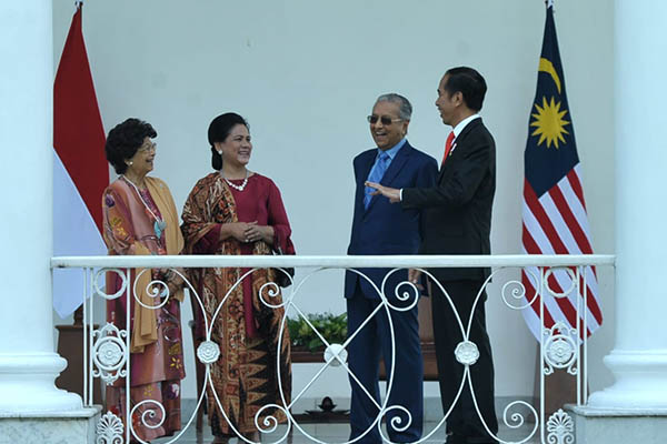 Perbincangan hangat antara Presiden Jokowi dan PM Mahathir Mohamad