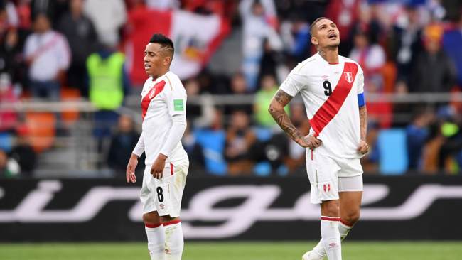 Pemain Peru, Christian Cueva (kiri) dan Paulo Guererro (kanan) kecewa setelah Mbappe mencetal gol ke gawang mereka. Foto: FIFA