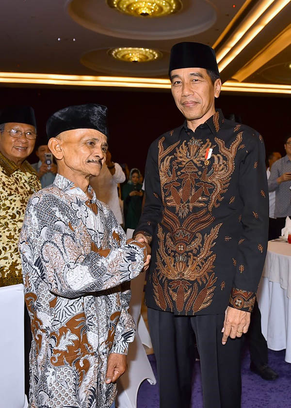 Presiden Jokowi bertemu tukang sampah penemu uang 20 juta