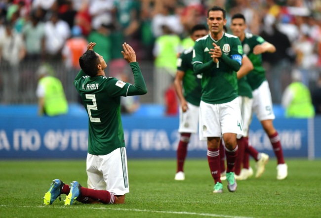 Marquez (kanan berdiri) menikmati Piala Dunia kelimanya dengan mengalahkan Jerman. Foto: FIFA