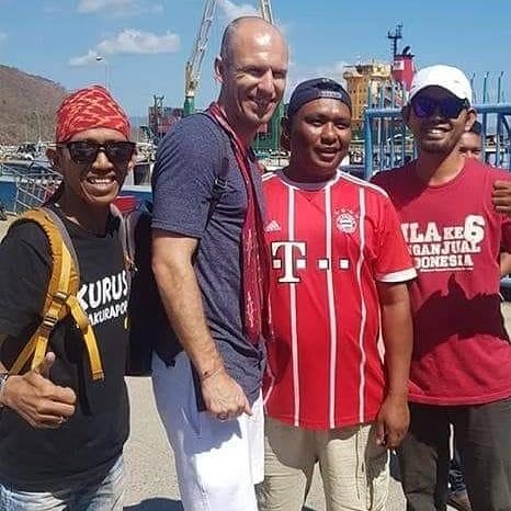 Robben-berfoto-bersama-warga