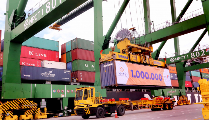 Hasil gambar untuk Cargo truck container pelabuhan indo hd