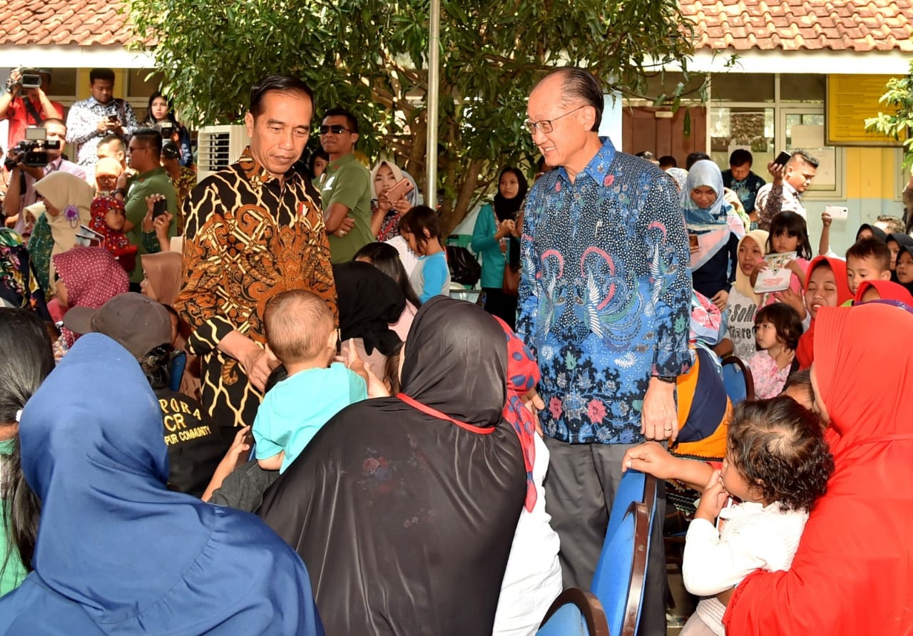 Presiden Joko Widodo bersama dengan Presiden Bank Dunia Jim Yong Kim berbincang dengan para ibu saat blusukan ke Desa Tangkil, Kecamatan Caringin, Kabupaten Bogor, Rabu (4/7) 2018. 