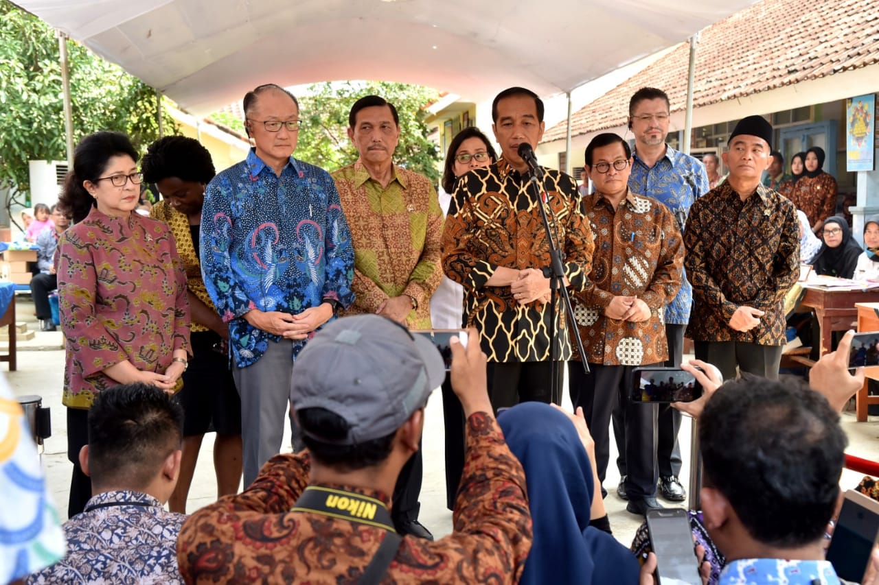 Presiden didampingi Menteri Koordinator Bidang Kemaritiman Luhut Binsar Panjaitan, Sekretaris Kabinet Pramono Anung, Menteri Kesehatan Nila F. Moeloek, Menteri Keuangan Sri Mulyani Indrawati dan Menteri Pendidikan dan Kebudayaan Muhadjir Effendy.