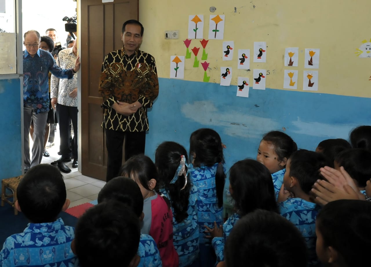 Presiden Jokowi dan Jim Yong Kim menyapa anak-anak balita. 