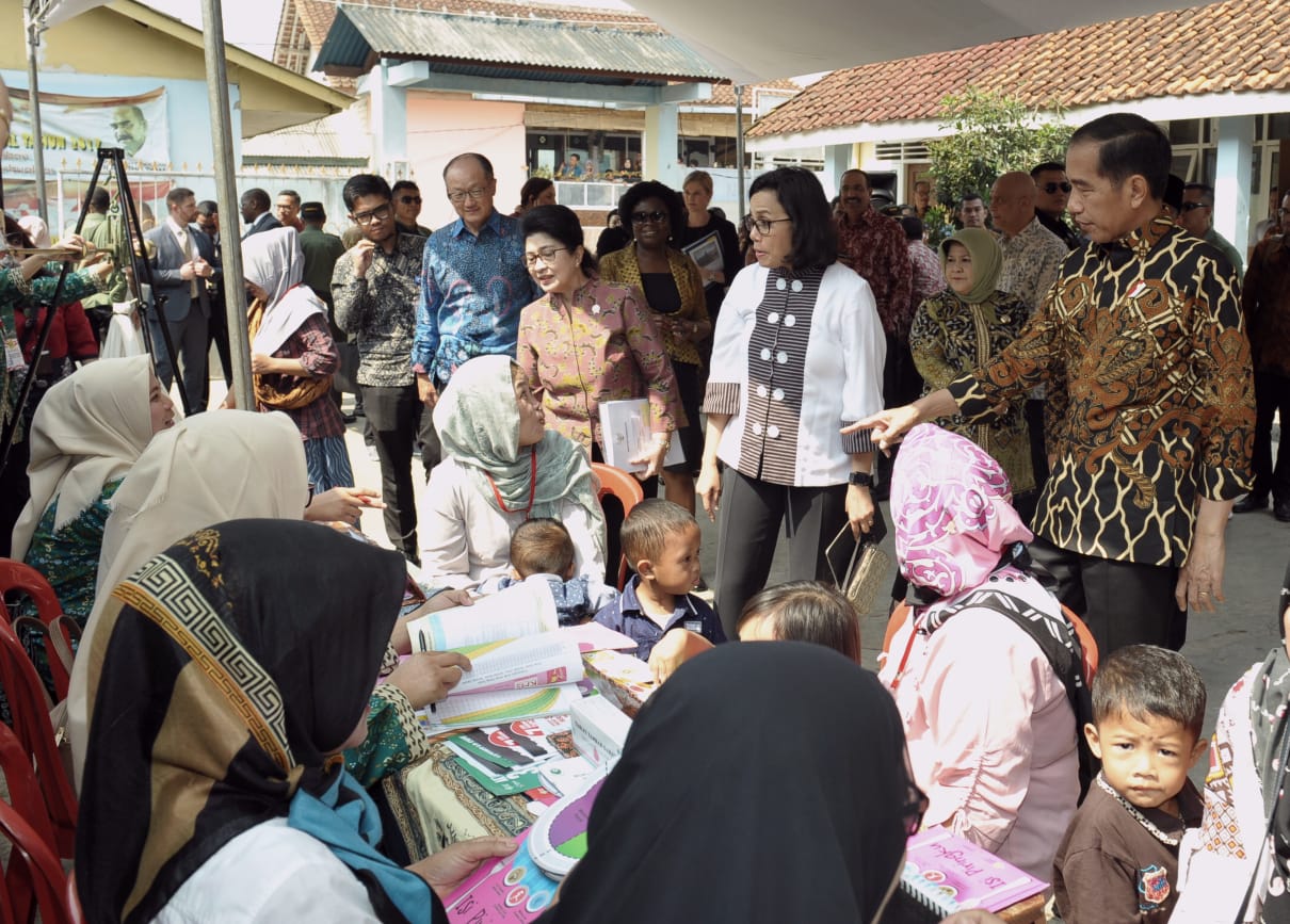 Presiden Jokowi dengan Presiden Bank Dunia Jim Yong Kim meninjau kegiatan posyandu, pemberian makanan tambahan berbahan dasar lokal, penyuluhan untuk ibu hamil, dan pendidikan anak usia dini (PAUD).