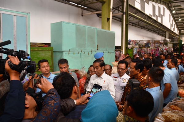 Jokowi minta pasar tradisional direhab dan dibenahi