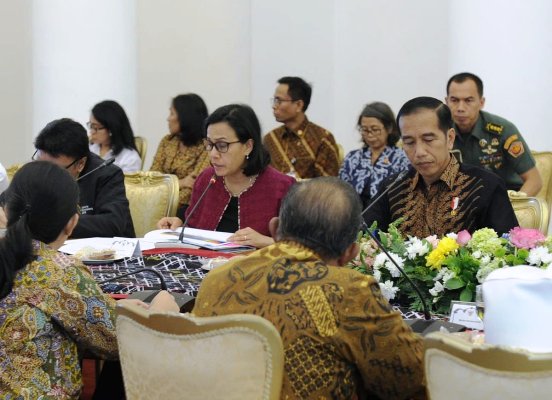 Presiden Joko Widodo mengadakan Rapat Terbatas memutuskan menjaga APBN 2018